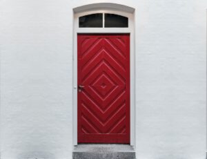 ประตูสีแดงลวดลายสมมาตร